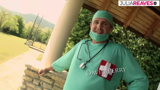 Sarışın kız doktorla anal seks yapıyor