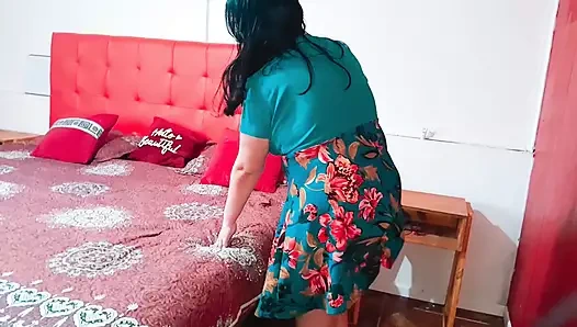 Büyük götlü üvey annem tatminsiz ve kocası çalışıyor yarağımı amına sokuyorum