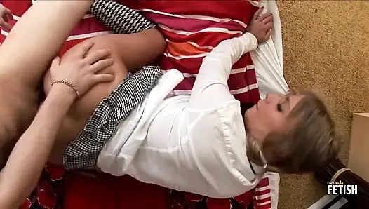 Yaramaz kız oda arkadaşı tarafından sikiliyor