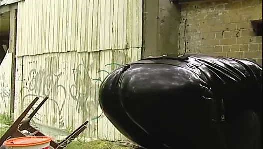 Vahşi BDSM Köle Deri Ve Fileli Kase Yalıyor