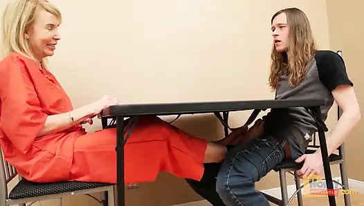 Orta yaşlı seksi mahkumla ayakla mastürbasyon