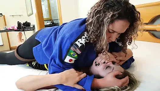 Eller ağzına lezbiyen kavgası - küçük kaltağı nefes almaya çalış