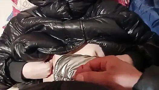 Ceket fetişi - parlak kabarık ceketine oynuyor ve boşalıyor