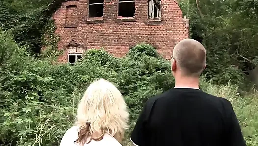 Sarışın Bomba Yarak Emiyor Ve açık Havada Sert Biniyor