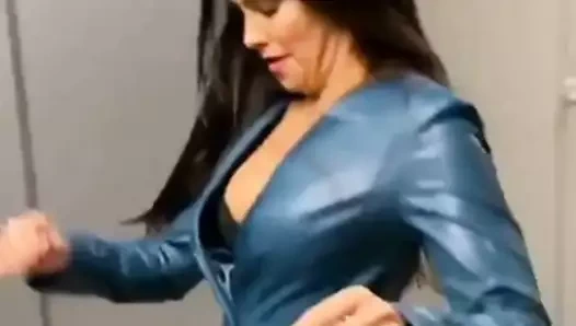 Cristina pedroches mini etek ve topuklu ayakkabılarla dans ediyor