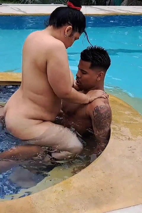 Üvey Annem Havuzda Benim Penisimi Sürüyor