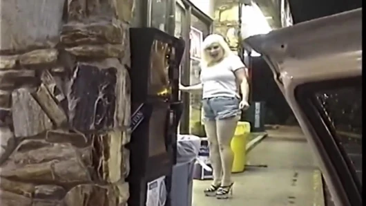 Sarışın orta yaşlı seksi kadın sert sikişten sonra dölle sırılsıklam