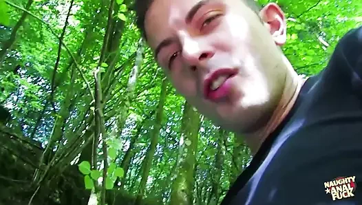 Başka bir süper sürtük hatun ormanın ortasında şelalenin yanında sikiliyor