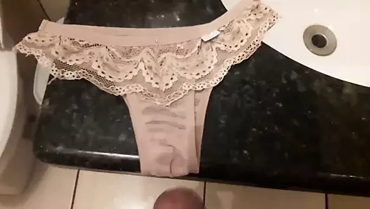 Gozando na calcinha da minha vizinha Bianca.