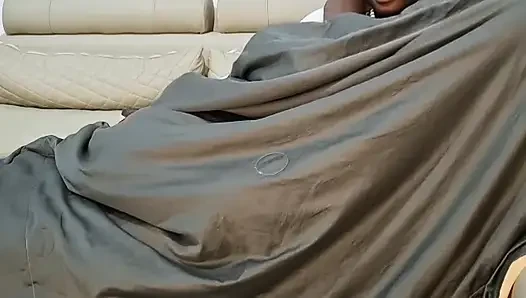 Dünya kupasını izlerken orgazm olana kadar sikişiyor.
