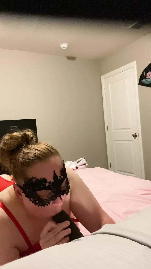 Evli kadın domalarak sikilirken büyük zenci yarağını emiyor.