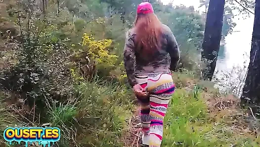 Büyük götlü çarpıcı kız çalıda iyi bir yarakla sikiliyor