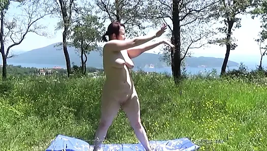 Çıplak yoga ve su kenarında meditasyon. Karadağ Körfezi ve Dağları.