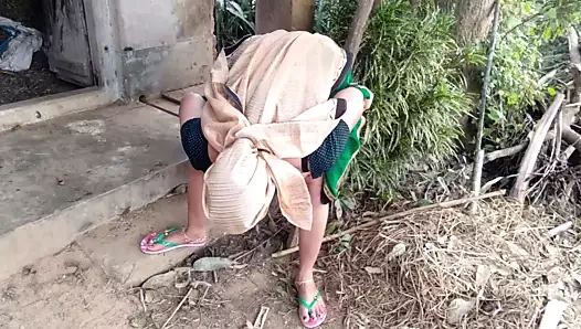 Desi milf teyze açık havada, büyük sulu göğüsler yanıp sönen derleme