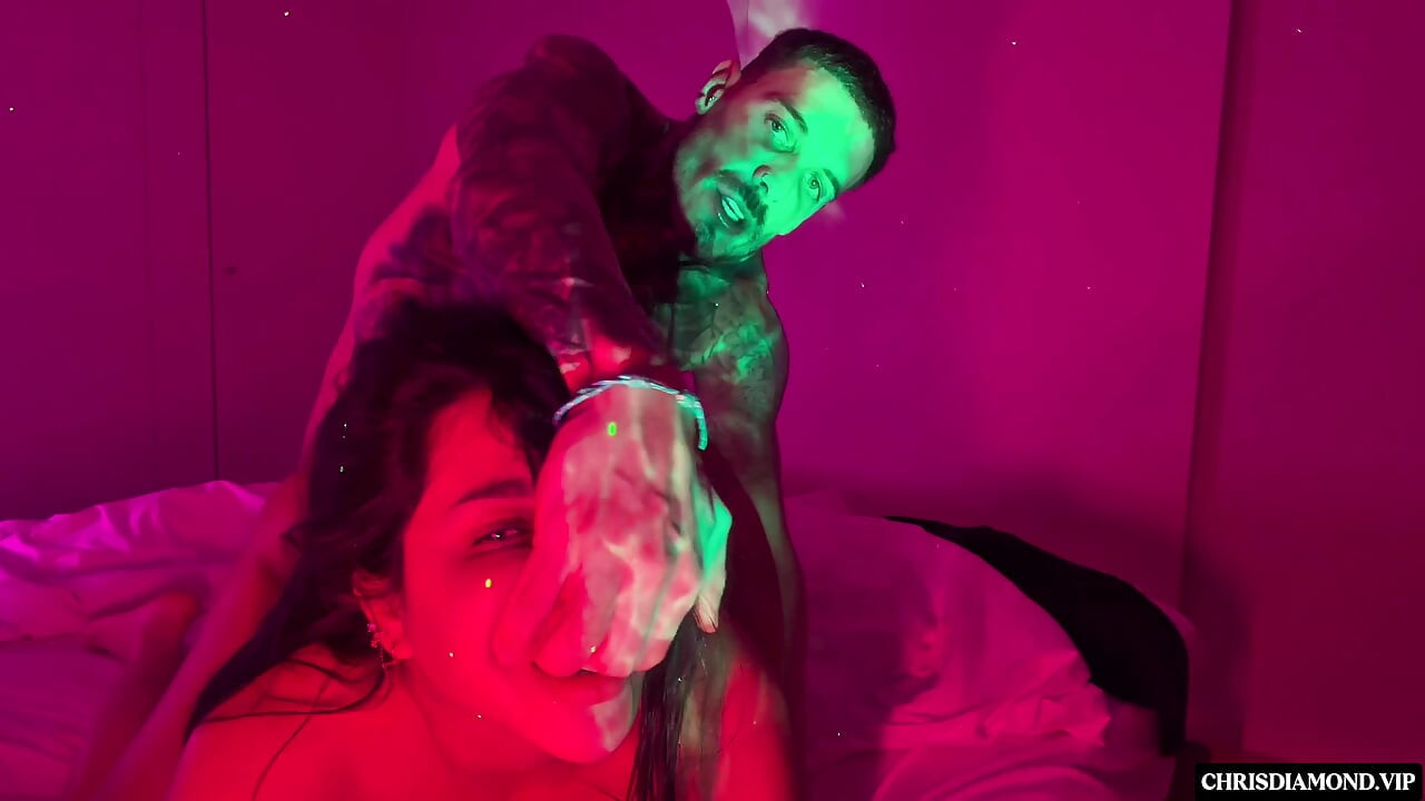 Pembe yatak odasında büyük götlü latin Sara Retali ile sert seks