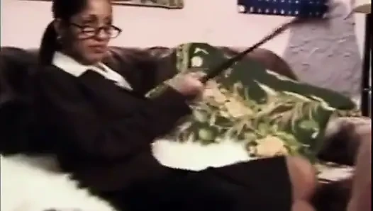 İtaatkar adam sahibesinin ayaklarına tapıyor
