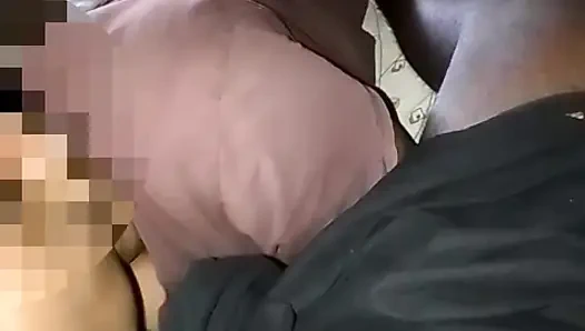 Komşu üvey kız kardeş Rosy ağzına alıyor ve iyi sıkıyor