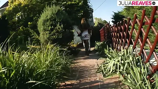 Azgın lezbiyenler büyük dildolarla her iki delikten de sikişiyor