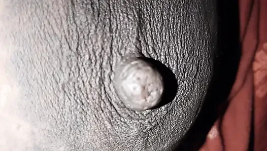 Hintli üvey anne amını ve sütlü göğüslerini gösteriyor