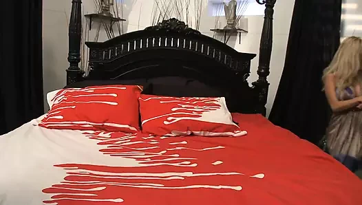 Genç gazete teslimatçısı sert bir üçlü seksle cezalandırılıyor