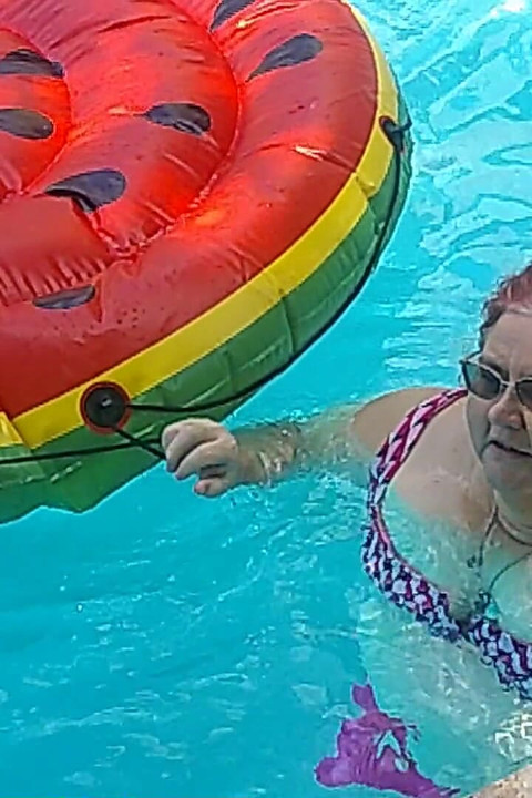 İri güzel hemşire Vicki'nin büyük karpuzunda yüzerken kısa videosu
