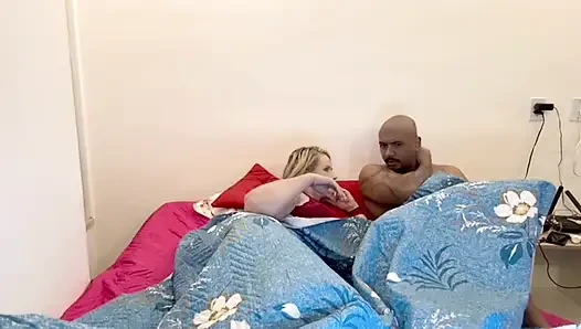 Yaramaz üvey anne yorganın altında üvey oğlunu alıyor ve seks yapıyor