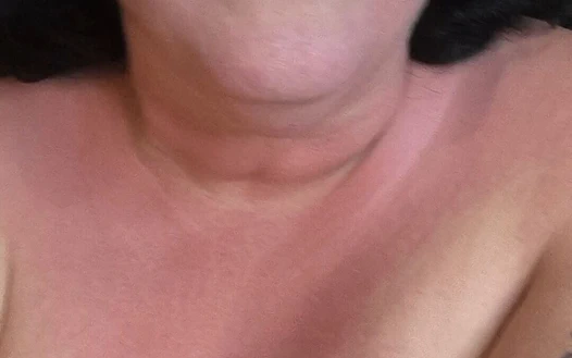 Lanet olsun o kırmızı dildo kafasını sikerken çok kızıl