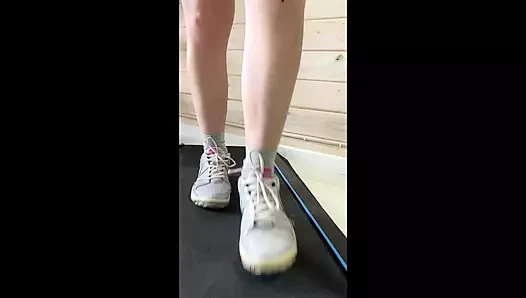 Kimse izlemiyor ve mastürbasyon yaparken spor salonunda soyunıyorum