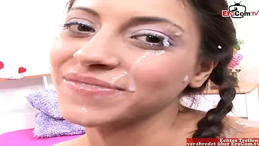 Sıska esmer genç ile küçük memeler bir sikme ve bir yüz için seçilmiş yukarı