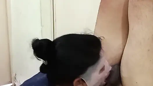 Yaramaz evli kadın yoga yaparken kocasına sakso çekiyor ve yüzüne boşalıyor