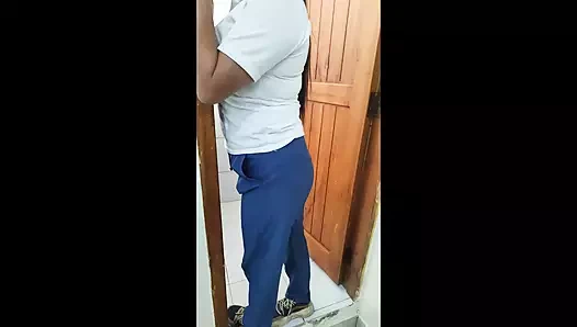 PENIS EMMEYI ÖĞRENIYORUM!! Üvey erkek kardeşimi işte ziyaret ettim ve küçük penisine sakso çektim.