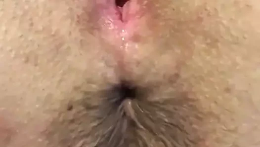 Ateşli nine yakın çekim dildoyla göt deliğini güzel bir şekilde oynuyor ve açıyor