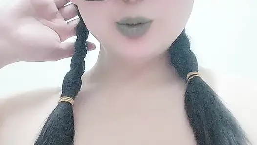 Pornografik ladyboy kız kokmuş yarak yemek istiyor