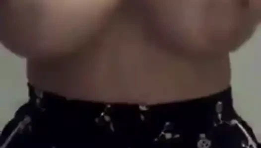 Milf boob bizim zevk için büyük göğüsleri bırakıyor 2.