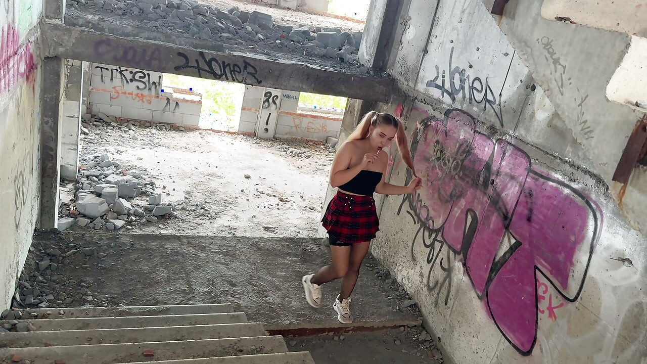 Terk edilmiş bir binada okul kızı ile sikildi