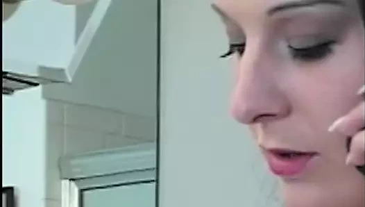 Kız aynı anda birçok yabancı tarafından sikilmeyi seviyor