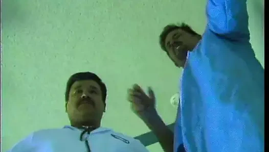 Doktor hastasına ateşli ırklararası lezbo oyunlarını izlemesi için reçete verdi