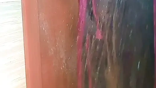 Ateşli orta yaşlı seksi kadın büyük göt ve büyük memeli Arap üvey anne banyoda duşta seks yapıyor