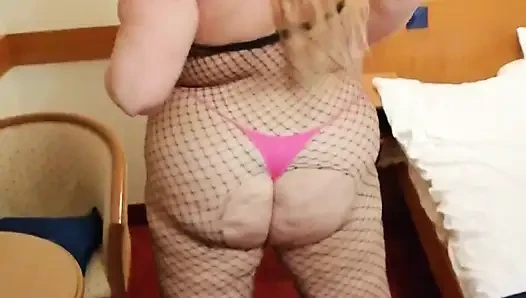 Sarışın iri güzel orta yaşlı seksi kadın tanga ve file külotlu çorapla dans ediyor - memelerimi ve götümü teşhir ediyorum