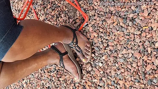 Tombul zenci uyluklar ve iri güzel kadın tombul sulu sarı ayak parmaklarıyla olgun ayaklar