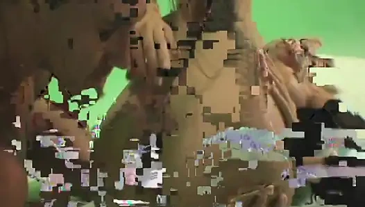 Harika memeli seksi sarışın sürtük yarak emiyor ve yeşillik içinde bir yarağa biniyor