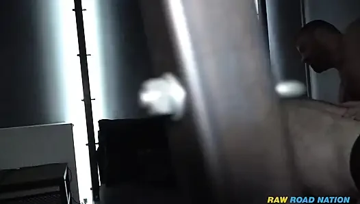 İNANıLMAZ FORMDA EDEPSIZ KAS BÜKÜCÜ ZINDAN SIKIŞI