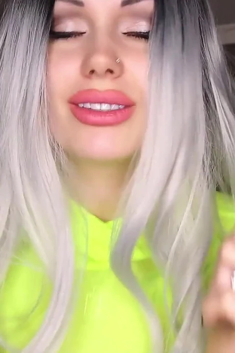 Büyüleyici harikalar fantezisi ve asmr! Koklarken boşal, boşalırken kokla!