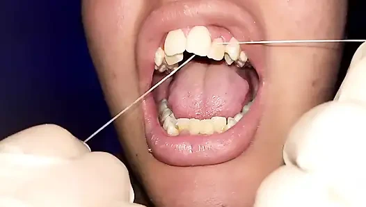 Diş Ipi Kullanmaya Çalışmak (Yakın Çekim)