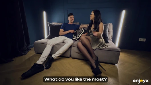 Kuzgun julia de lucia sıkı götünden taze büyük bir yarak emiyor