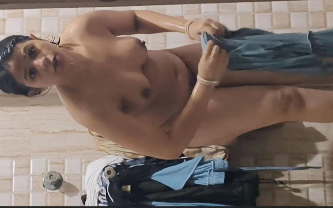 Büyük götlü latika banyoda çıplak