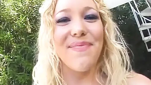 Sarışın kızın sıkı göt deliği büyük zenci yarağı tarafından sert sikiliyor