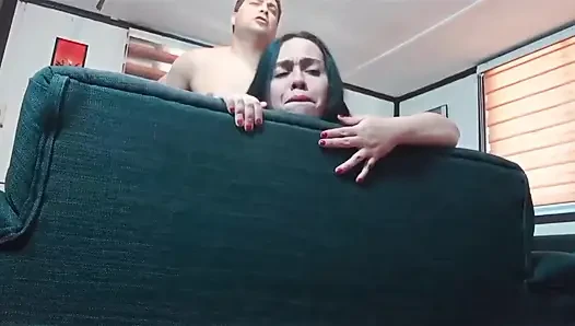 Kanepede sert domaltarak sikişiyor