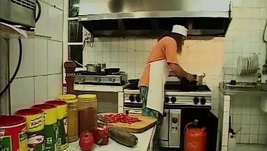 İri göğüslü plaj faresi tatilde otel şefini sikmek istiyor. Memeler mutfakta sikişiyor