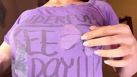 Orta yaşlı seksi kadının meme uçları tişörtünü sikiyor ve onlarla oynamak için parçalamaya karşı koyamadı